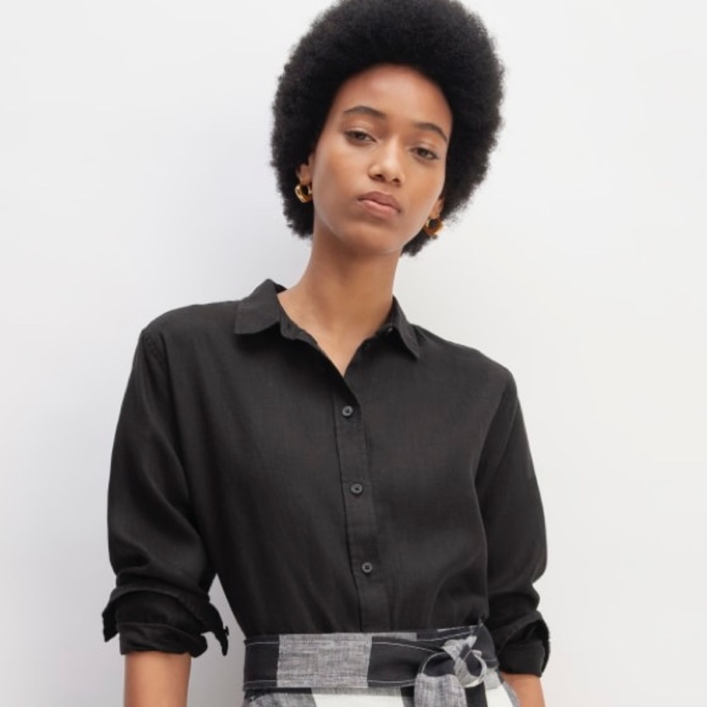 - Everlane | The Linen Relaxed Shirt